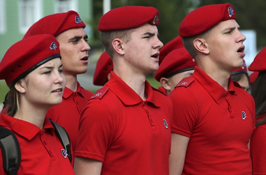 Юнармейцы в Москве провели мини-парады Победы для ветеранов Великой Отечественной войны